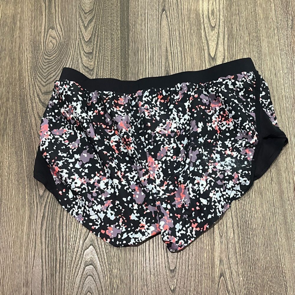 Under Armour Womens Fly by 2.0 Printed Running Shorts Black Multicolor Size XXL - Picture 3 of 4
